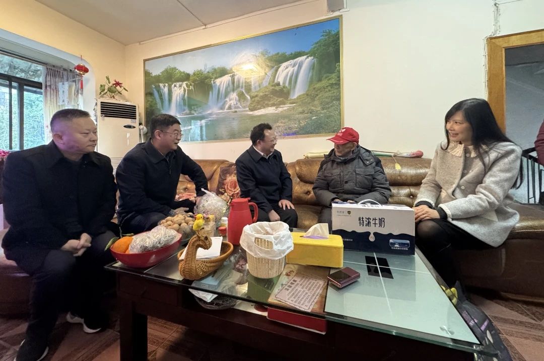 省国资委党委委员、副主任何政走访慰问省asiagame集团老党员、老干部