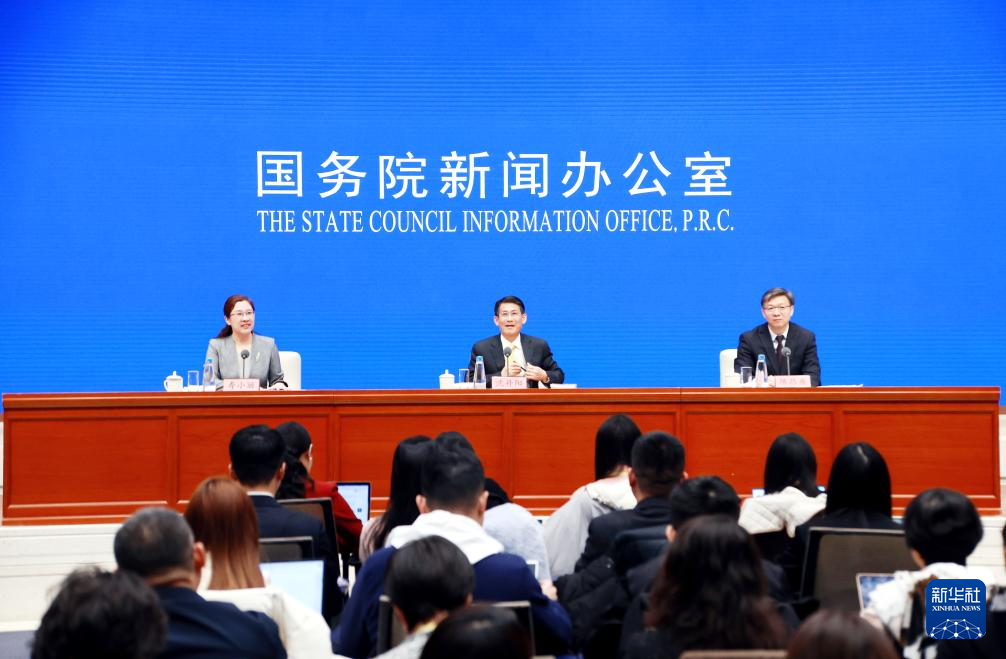 两会现场速递丨政府事情报告起草组认真人解读报告新安排